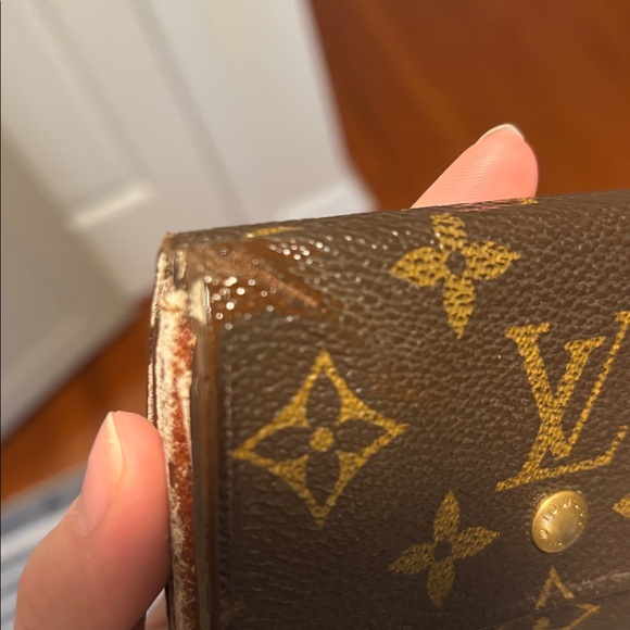 Louis Vuitton Dark Brown Monogram Wallet-Call outs - Picture 6 of 14